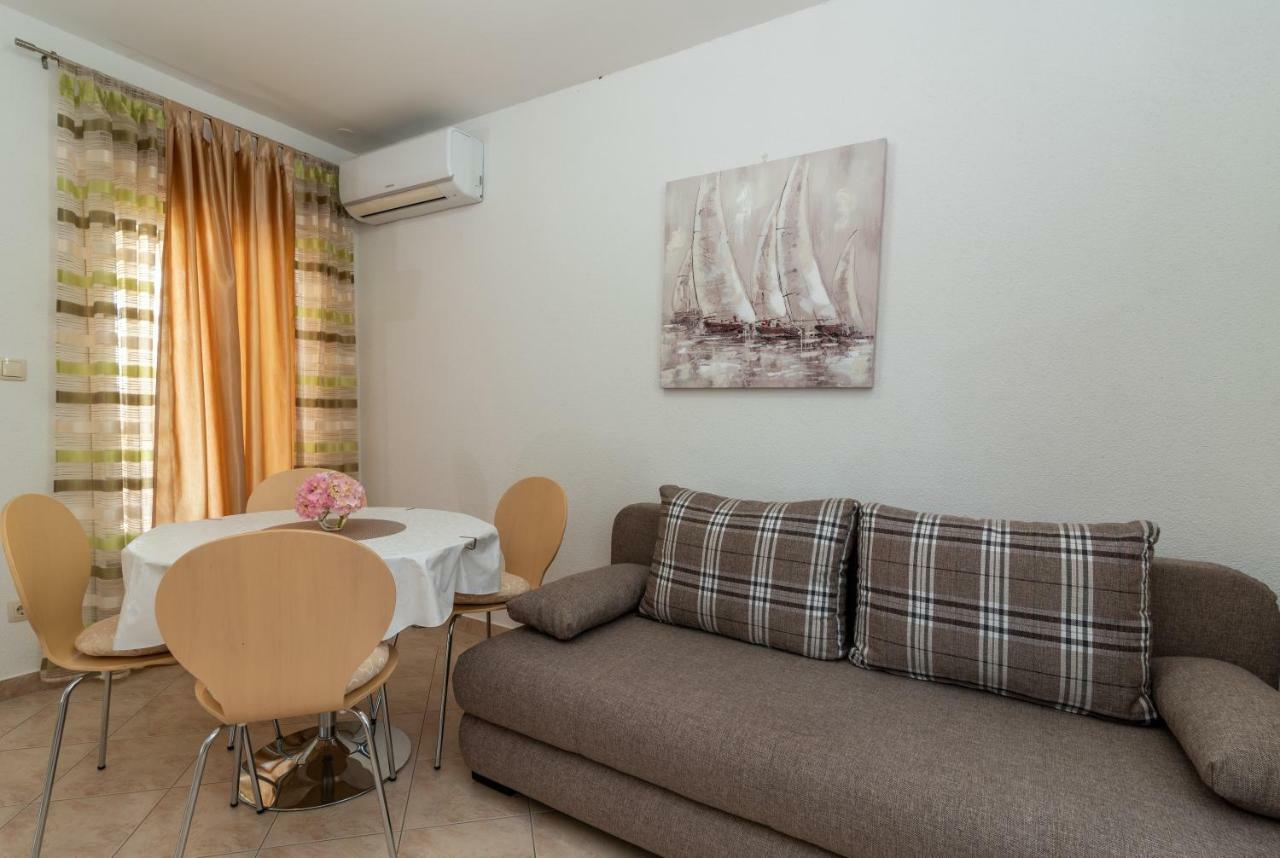 Apartment Nives Trogir Bagian luar foto